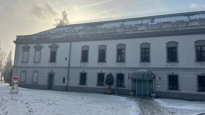 Historický zámeček Gino Park Palace v Považské Bystrici – luxusní ubytování, wellness a romantické prostředí v srdci Slovenska, ideální pro víkendový pobyt.