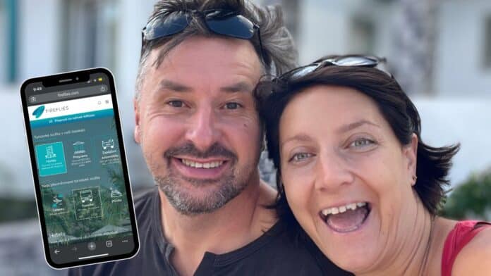 Autentická fotografie z cest – na ní jsme my dva, když přes mobil rezervujeme ubytování a zážitky přes platformu Fireflies. Díky tomuto chytrému systému si plánujeme dovolenou výhodněji, snadněji a s možností si na ni i vydělat. Na fotce je úvodní stránka Fireflies, která nabízí více než 5,1 milionu ubytovacích možností, letenky, programy a další cestovatelské služby po celém světě.