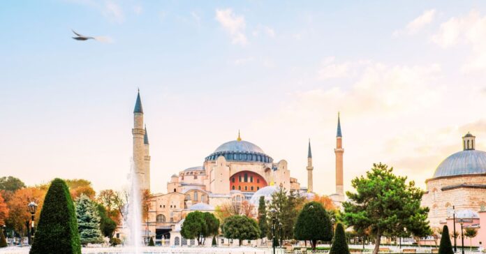 Hagia Sophia v Istanbulu – jedna z nejkrásnějších památek a tip, co vidět v Istanbulu při tvé cestě na křižovatku Evropy a Asie.