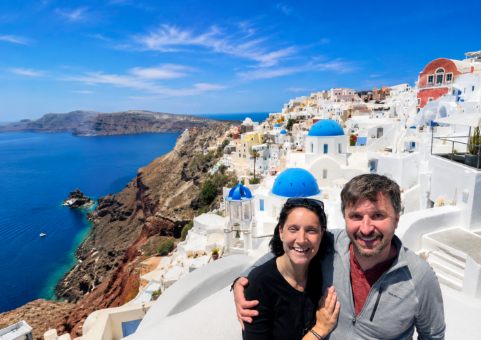 Santorini z Kréty: Kačenka a Mišák na Santorini v Oie s výhledem na modré kupole, kalderu a moře